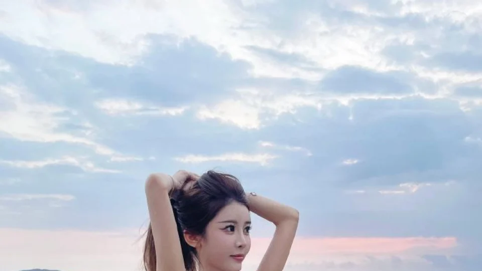 菠萝视频、伦理短剧51吃瓜短剧、AI同人xx短剧：画面信息密度视频观察｜51吃瓜AI成人短剧封面